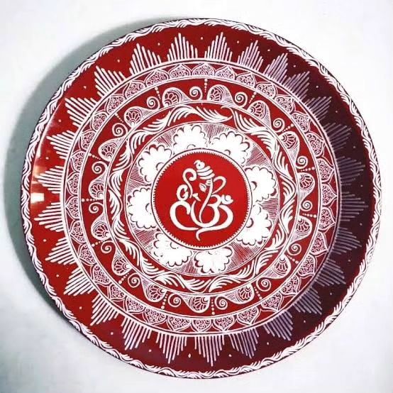 Aipan Art on Pooja Thaal for your temple decoration. If you are looking for an auspicious thaali, then this is perfect for you. Fully hand-painted…This can be used as pooja arti thali on various occasions such as Holi, Diwali, Raksha Bandhan, Karva Chauth, etc.